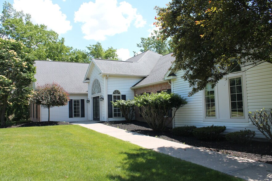 55 Sullys Trl, Pittsford, NY à louer - Photo de l’immeuble – Image 3 sur 69