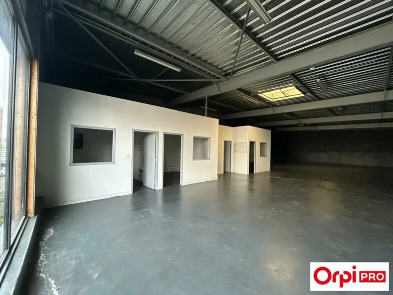 Local d’activités dans Saint-Brieuc à louer - Photo de l’immeuble – Image 2 sur 3