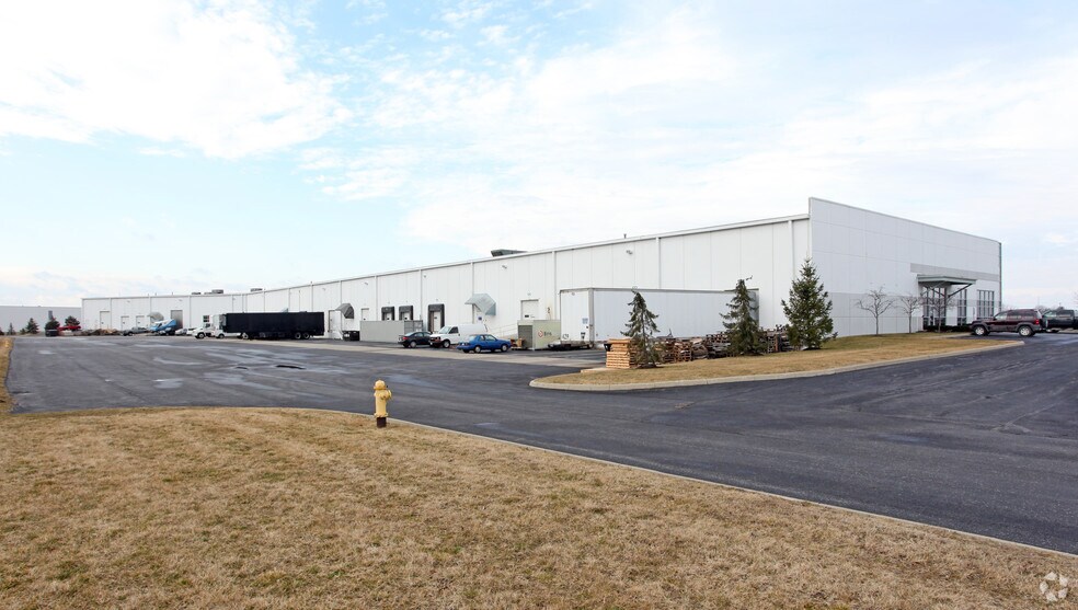 7719 Graphics Way, Lewis Center, OH à louer - Photo de l’immeuble – Image 2 sur 2