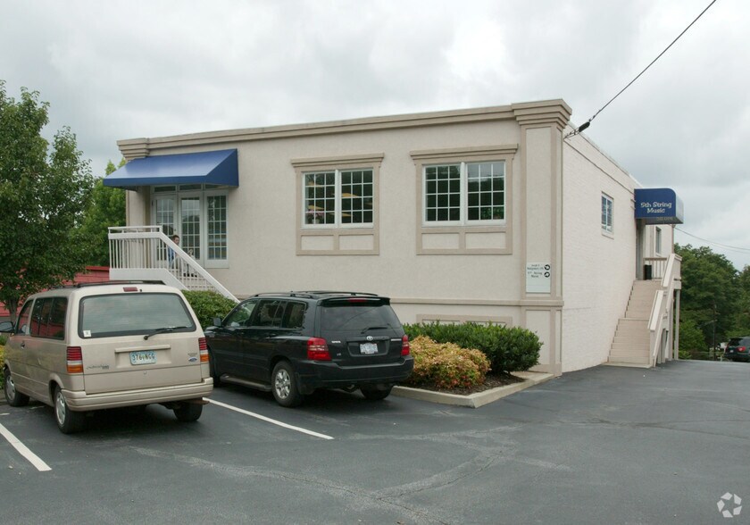941 N Pleasantburg Dr, Greenville, SC à louer - Photo de l’immeuble – Image 2 sur 40