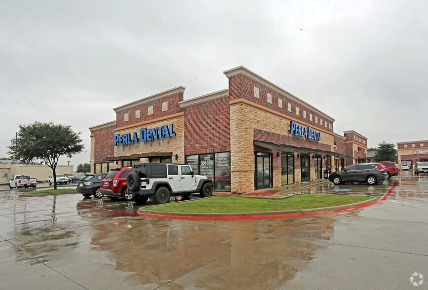 688 W Pioneer Pky, Grand Prairie, TX à louer - Photo principale – Image 2 sur 15