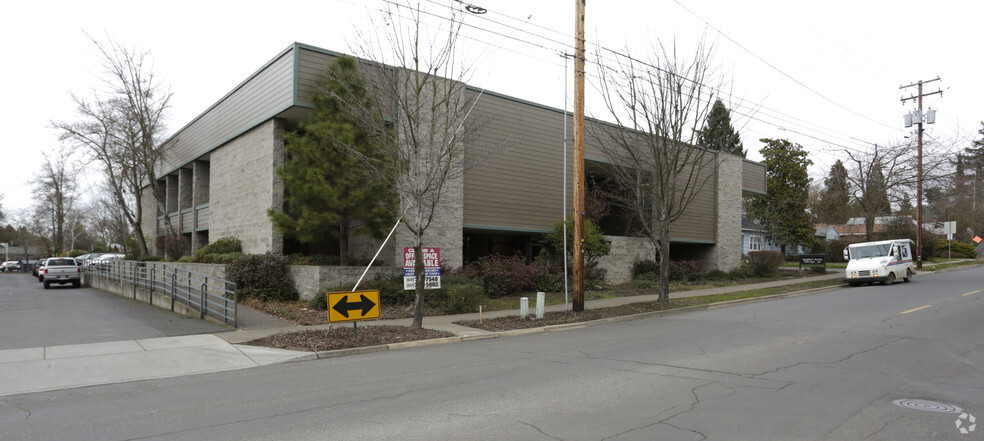 1175 E Main St, Medford, OR à louer - Photo de l’immeuble – Image 3 sur 4