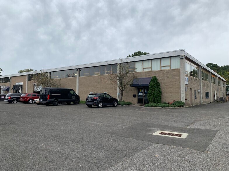 11 Largo Dr S, Stamford, CT à louer - Photo principale – Image 1 sur 9