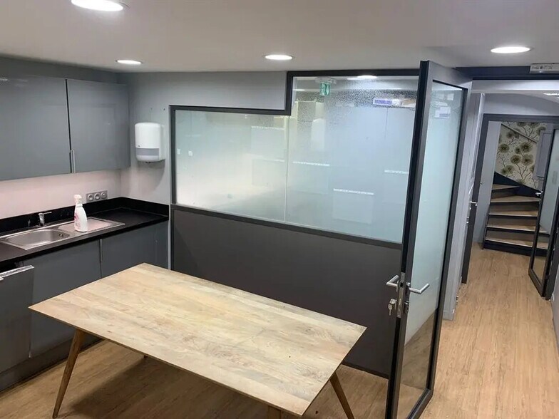 Local commercial dans Paris à louer - Photo de l’immeuble – Image 3 sur 6