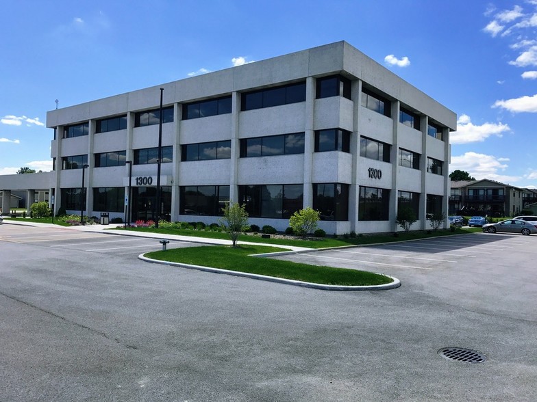 1300 Greenbrook Blvd, Hanover Park, IL à louer - Autre – Image 1 sur 17