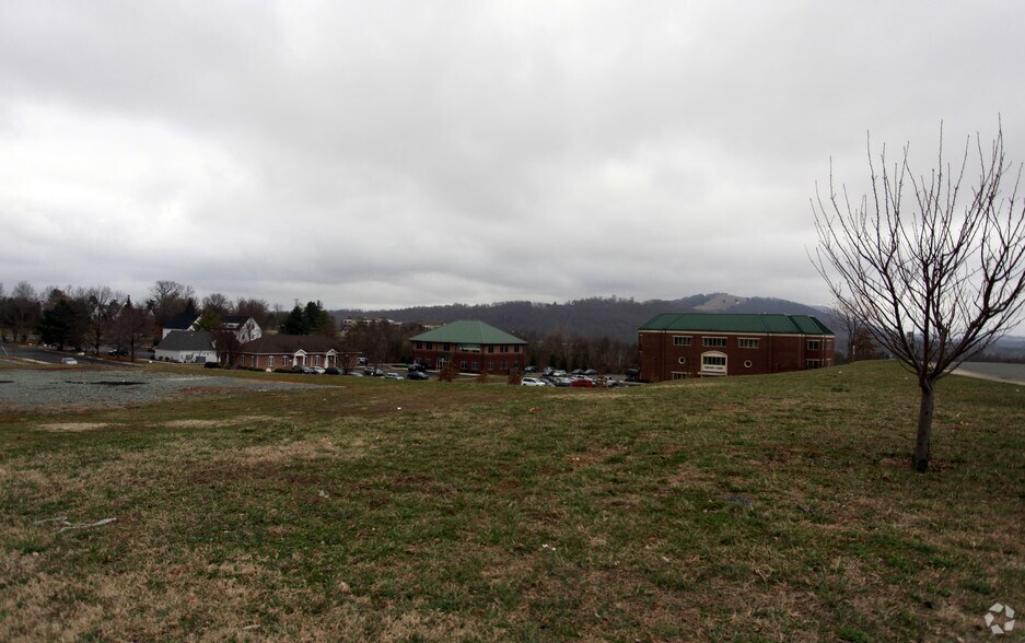 1405 Rolkin Ct, Charlottesville, VA à vendre - Photo de l’immeuble – Image 3 sur 5