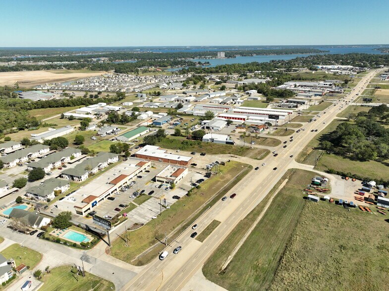 19786 Highway 105 W, Montgomery, TX à vendre - Photo de l’immeuble – Image 2 sur 17