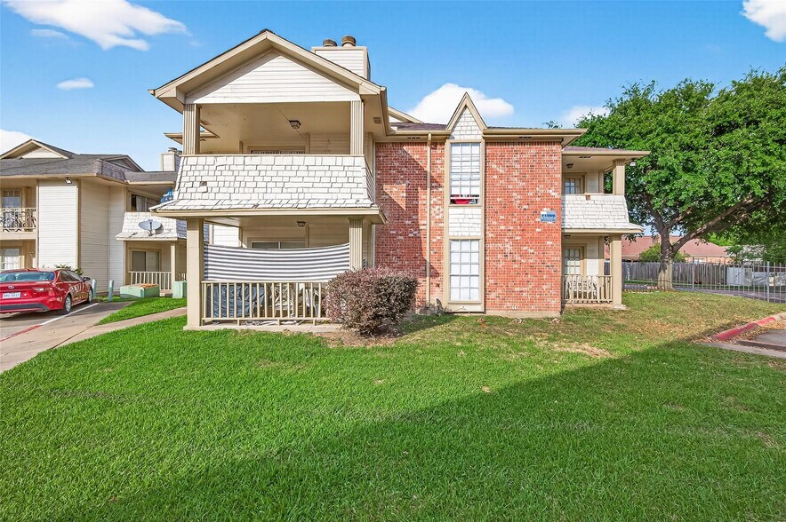 11500 Meadow Ln, Stafford, TX à vendre - Photo de l’immeuble – Image 2 sur 8