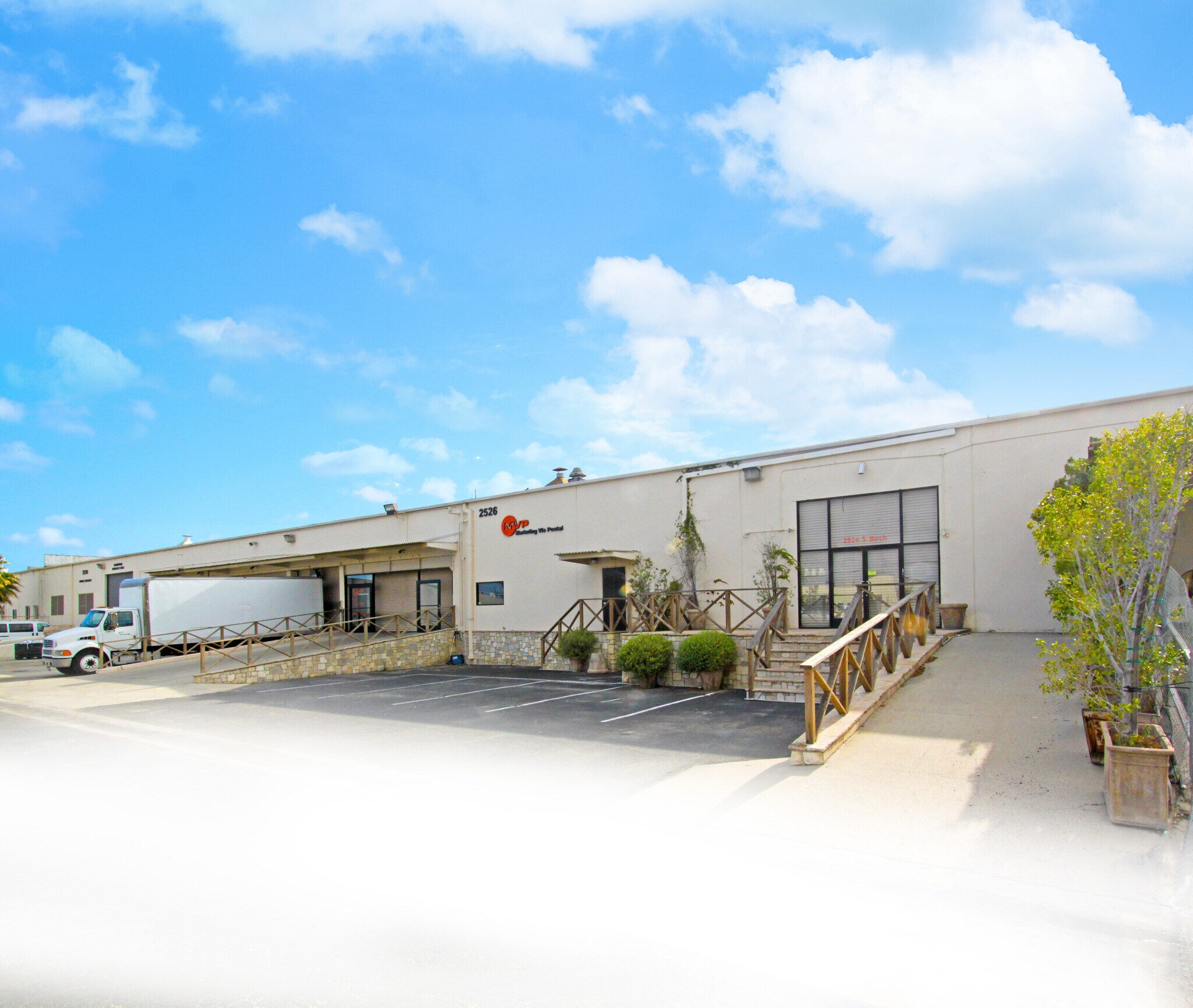 2526-2560 S Birch St, Santa Ana, CA à louer Photo de l’immeuble– Image 1 sur 5