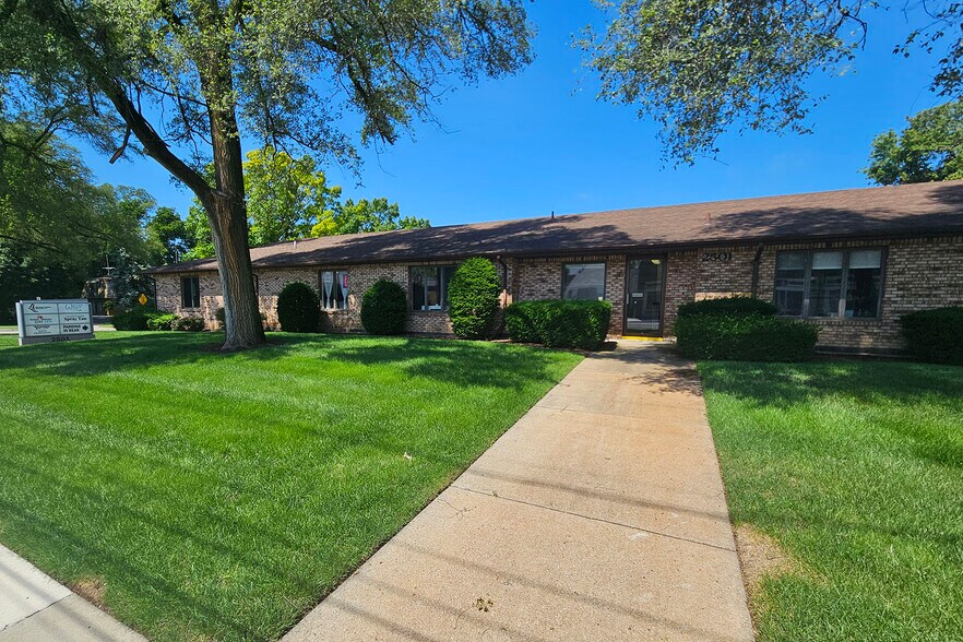 2501 Plainfield Ave NE, Grand Rapids, MI à louer - Photo de l’immeuble – Image 2 sur 8