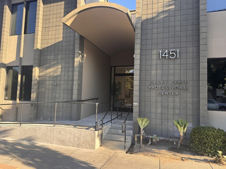 1451 Chevy Chase Dr, Glendale, CA à louer - Photo de l’immeuble – Image 2 sur 11