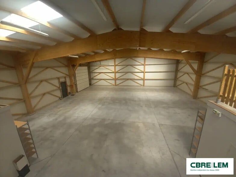 Local d’activités dans DOUVRES-LA-DÉLIVRANDE à louer - Photo intérieure – Image 1 sur 8
