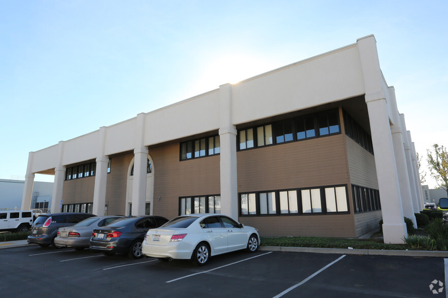 2461-2495 E Orangethorpe Ave, Fullerton, CA à louer - Photo de l’immeuble – Image 3 sur 9