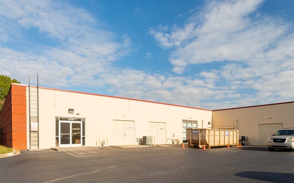 7021 Albert Pick Rd, Greensboro, NC à louer - Photo de l’immeuble – Image 3 sur 8