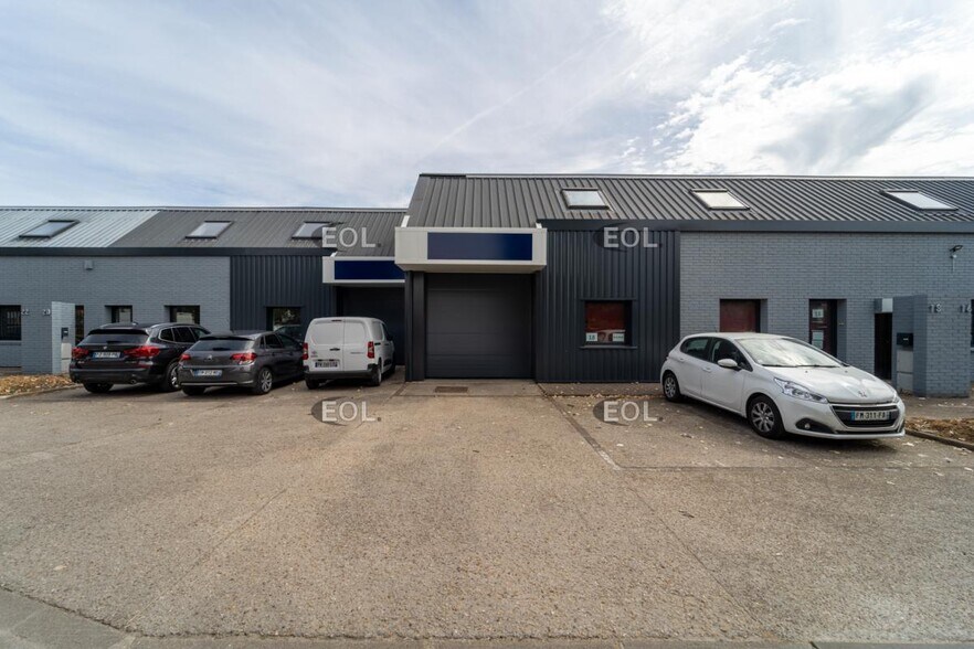 Local d’activités dans Évry-Courcouronnes à louer - Photo de l’immeuble – Image 1 sur 6