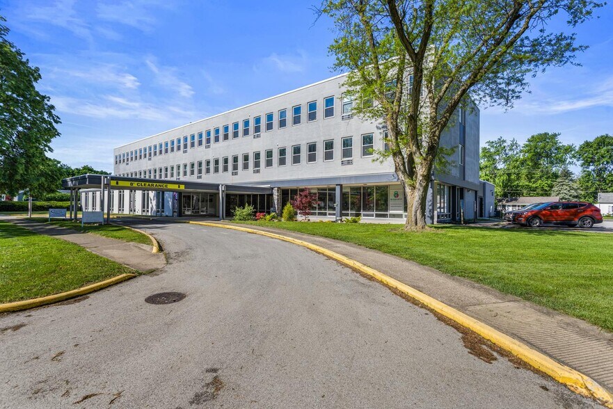704 N Main St, Tuscola, IL à louer - Photo de l’immeuble – Image 1 sur 6