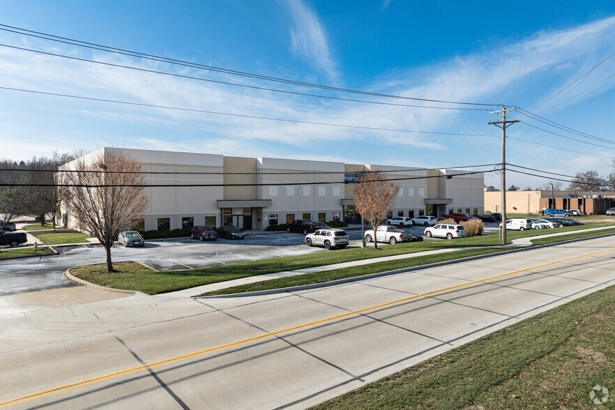 1533-1537 Larkin Williams Rd, Fenton, MO à louer - Photo principale – Image 1 sur 4