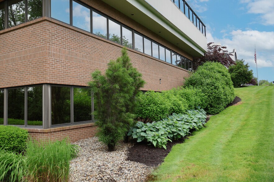 1712 Magnavox Way, Fort Wayne, IN à louer - Photo de l’immeuble – Image 2 sur 14