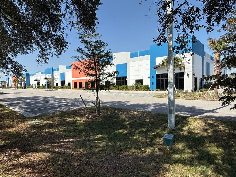 16140 Parallel, Fort Myers, FL à louer - Photo de l’immeuble – Image 3 sur 8
