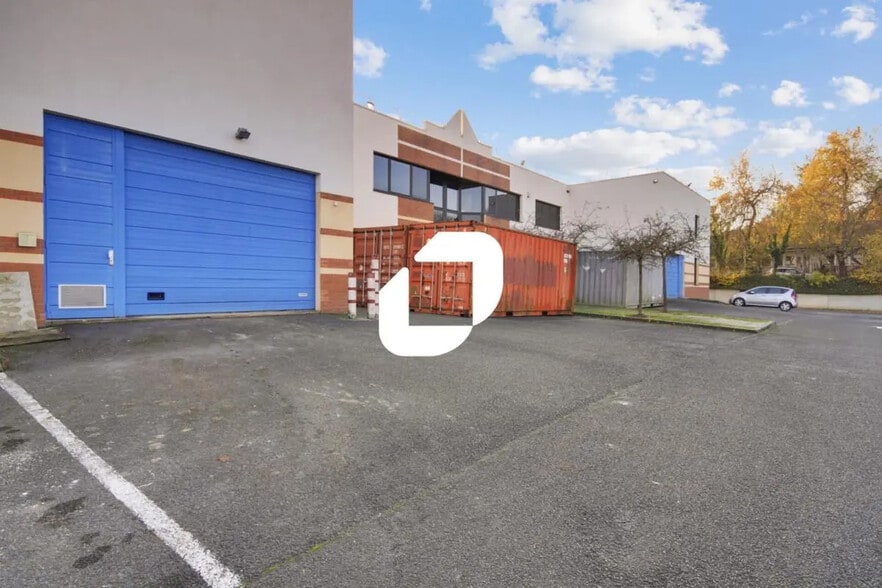 Local d’activités dans Champs-sur-Marne à louer - Photo de l’immeuble – Image 2 sur 8