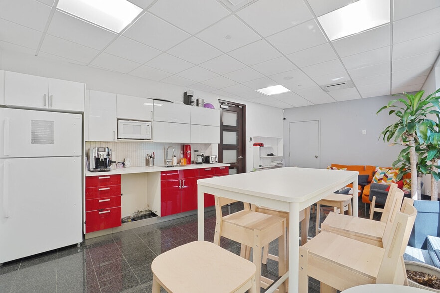 614 Rue Saint-Jacques, Montréal, QC à louer - Photo de l’immeuble – Image 3 sur 25