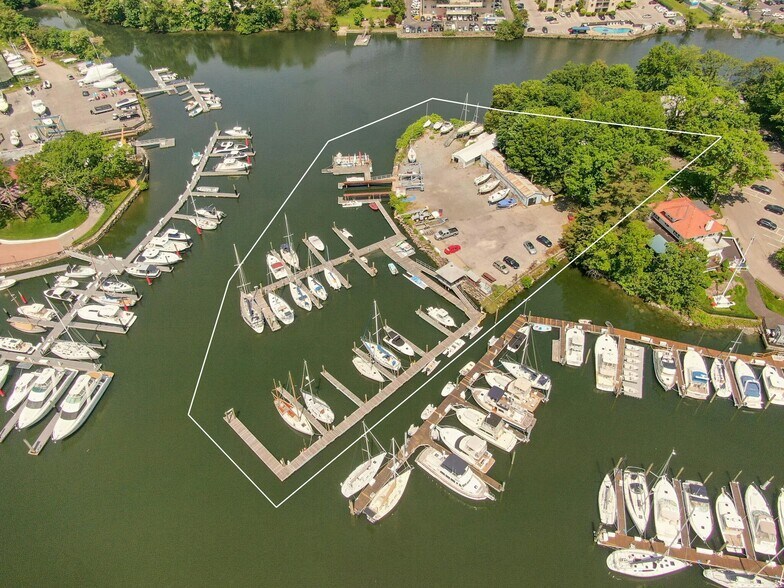 101 Harbor Ln W, New Rochelle, NY à vendre - Photo de l’immeuble – Image 1 sur 10