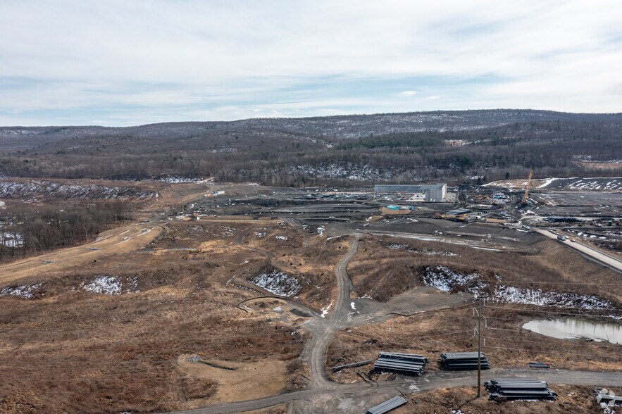 301 Dziak Dr, Nanticoke, PA à louer - Photo de l’immeuble – Image 2 sur 4