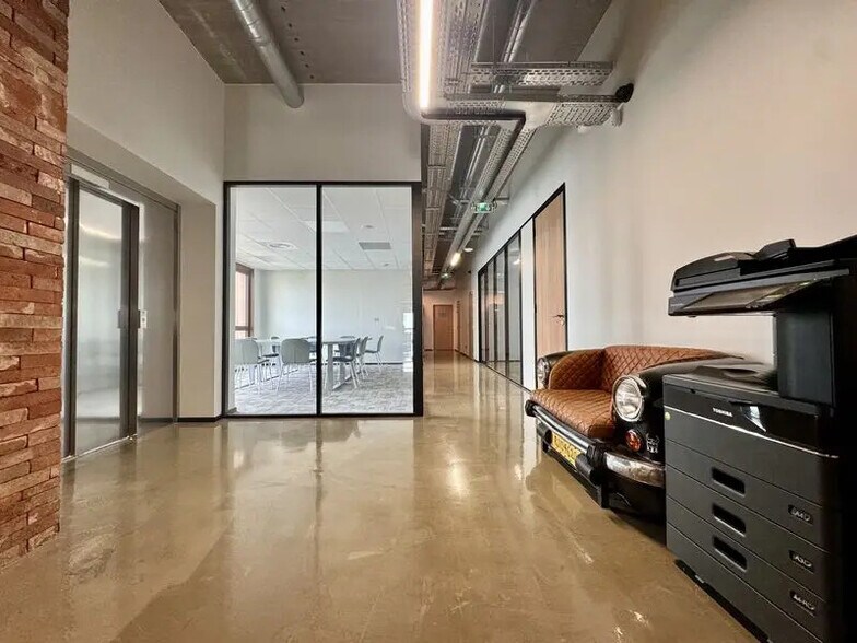 Bureau dans Genas à vendre - Photo de l’immeuble – Image 2 sur 17