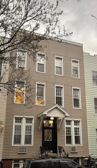 60 Diamond St, Brooklyn, NY à vendre - Photo principale – Image 1 sur 7