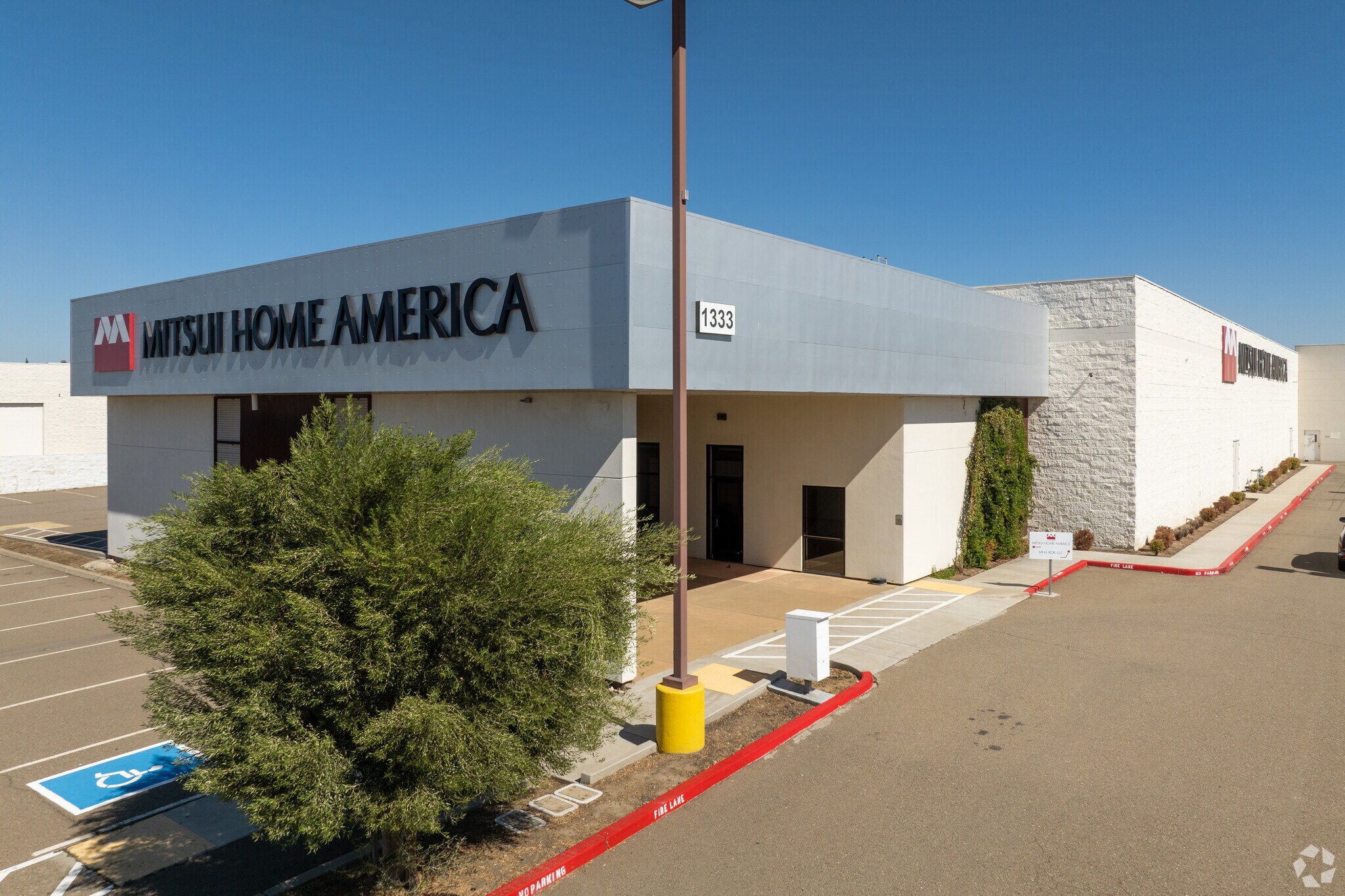 1333 E Kettleman Ln, Lodi, CA à louer Photo principale– Image 1 sur 15