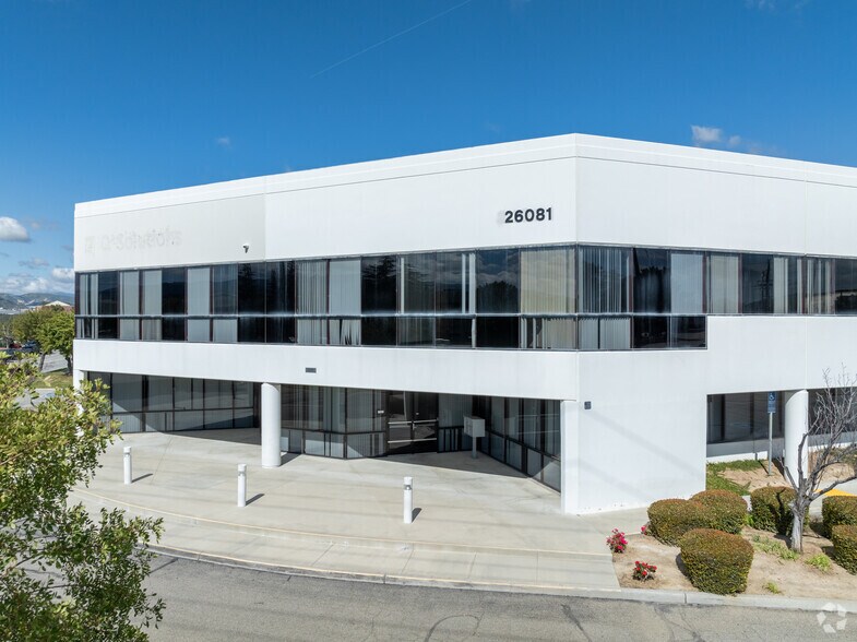 26081 Avenue Hall, Valencia, CA à louer - Photo principale – Image 3 sur 7