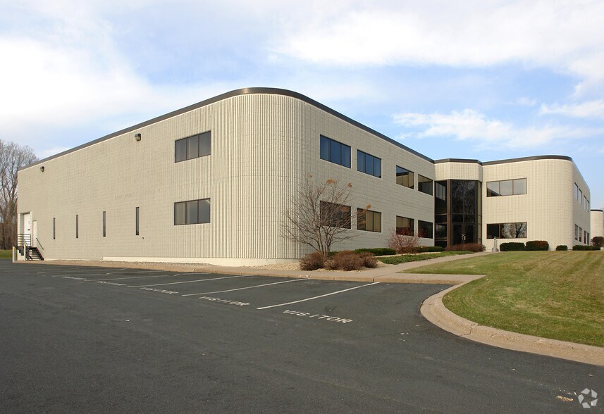 301-303 W County Rd E2, New Brighton, MN à vendre - Photo principale – Image 2 sur 14