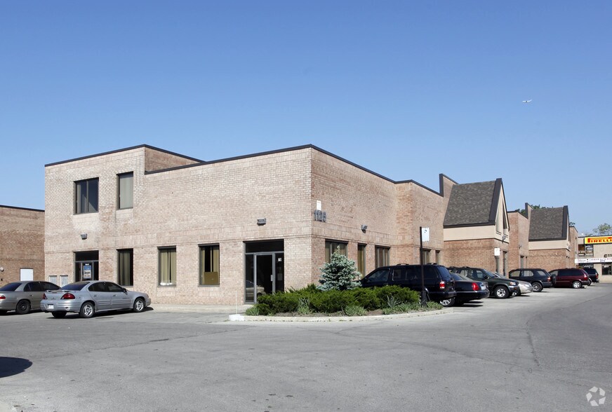 1125 Crestlawn Dr, Mississauga, ON à louer - Photo principale – Image 1 sur 2