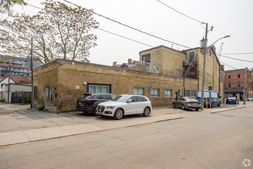 410 Dundas St E, Toronto, ON à vendre - Photo de l’immeuble – Image 2 sur 27