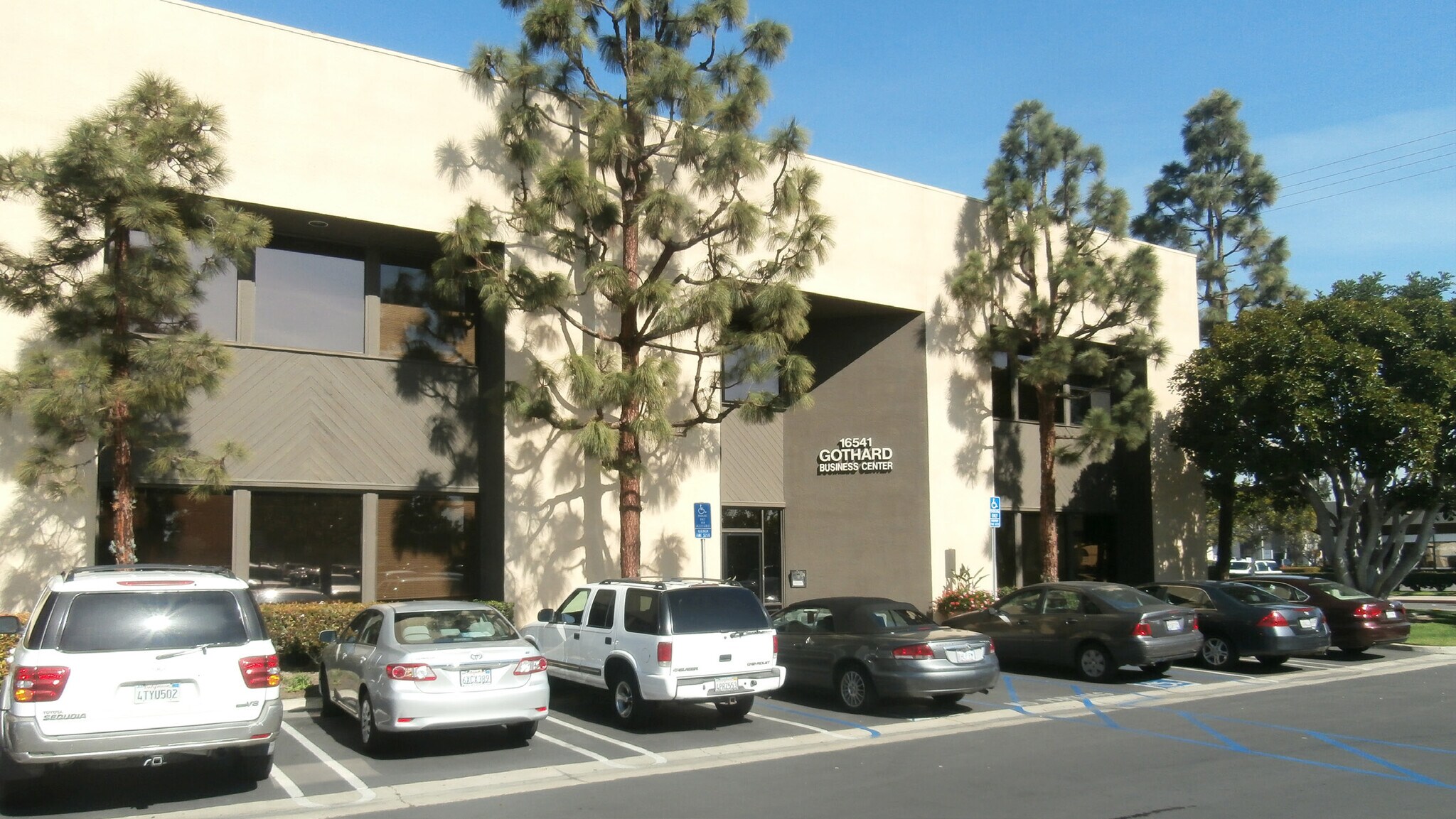 16541 Gothard St, Huntington Beach, CA à louer Photo principale– Image 1 sur 10