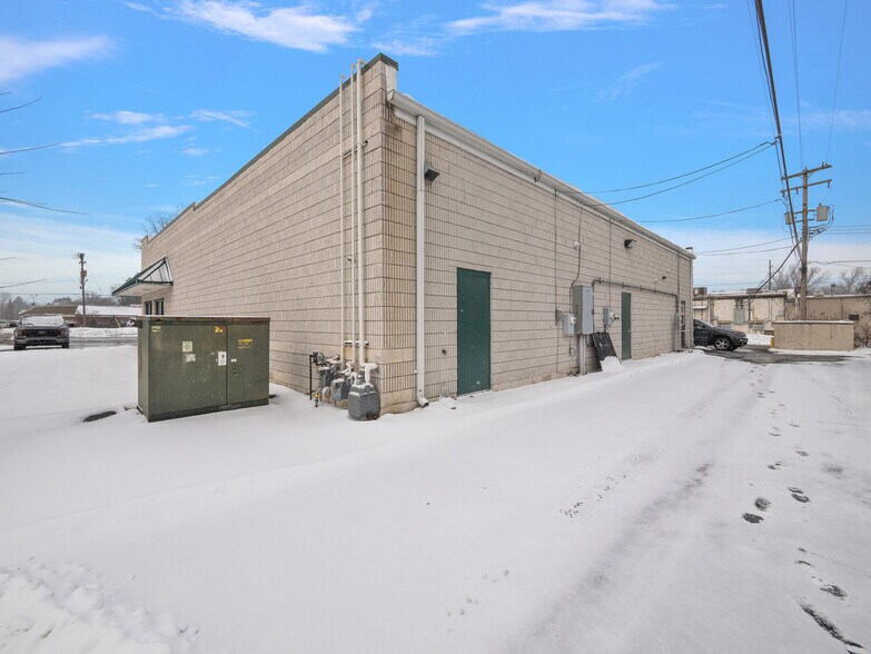 825 Michigan Ave, Marysville, MI à louer - Photo de l’immeuble – Image 3 sur 7
