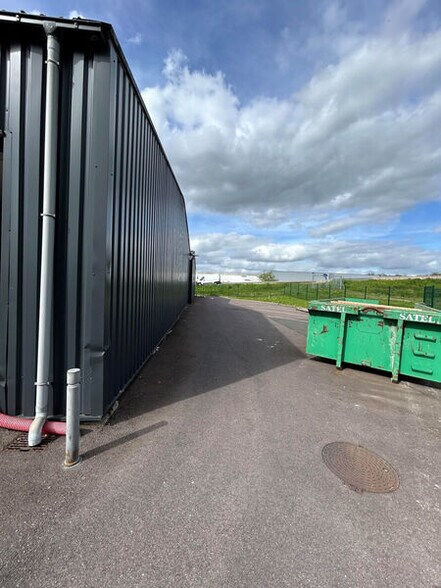 Local d'activités dans Gournay-en-Bray à vendre - Photo de l’immeuble – Image 3 sur 4