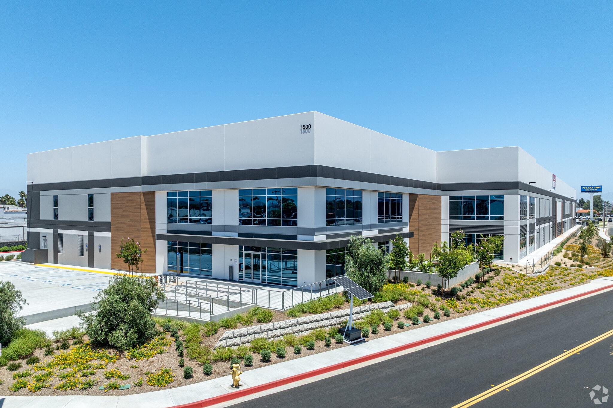 1500 S Raymond Ave, Fullerton, CA à louer Photo principale– Image 1 sur 14
