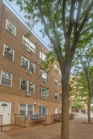 187 Woodpoint Rd, Brooklyn, NY à vendre - Photo principale – Image 1 sur 13