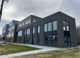 Plus de détails pour 6501 Bridge Rd, Monona, WI - Logement à vendre