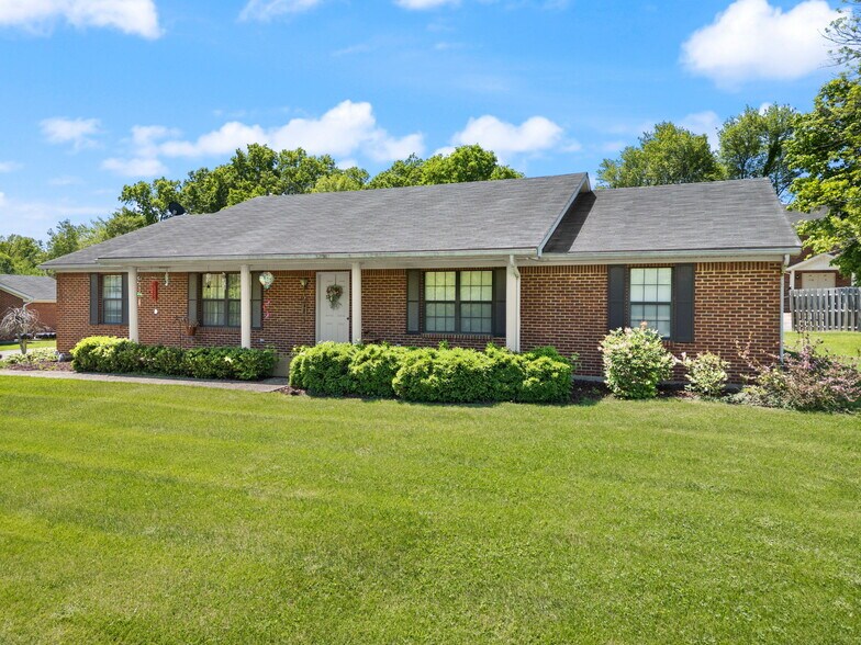 808 S Indiana Ave, Sellersburg, IN à vendre - Photo de l’immeuble – Image 3 sur 40