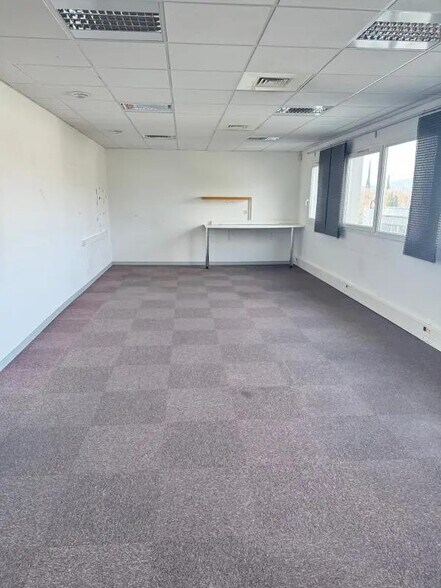 Bureau dans Gémenos à louer - Photo de l’immeuble – Image 2 sur 5