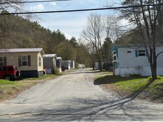 Plus de détails pour 384 Lake Ave, Lake Luzerne, NY - Logement à vendre