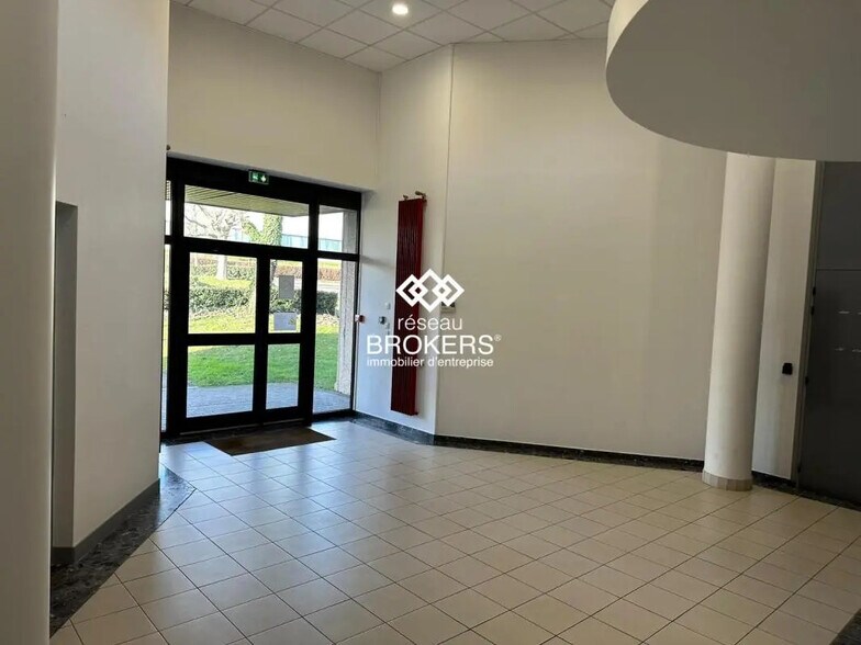 Local d’activités dans Cergy à louer - Photo de l’immeuble – Image 3 sur 17