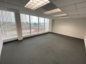 5940 W Touhy Ave, Niles, IL à louer Photo intérieure– Image 2 sur 6
