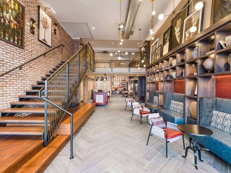 916 W Broad St, Falls Church, VA à louer - Photo de l’immeuble – Image 3 sur 40