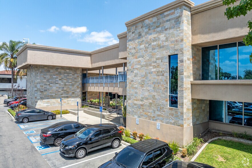 600 N Tustin Ave, Santa Ana, CA à louer - Photo de l’immeuble – Image 3 sur 6