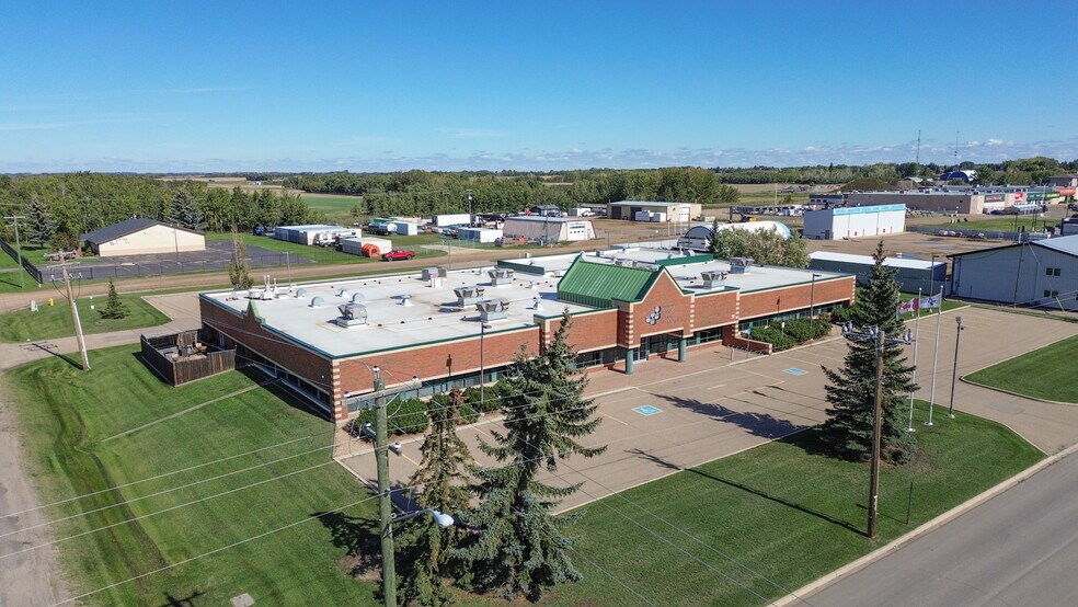 6910 50 ave, Stettler, AB à vendre - Photo principale – Image 1 sur 50