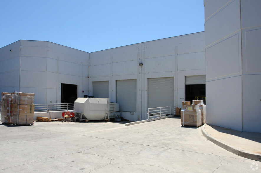 685 E Cochran St, Simi Valley, CA à louer - Photo de l’immeuble – Image 3 sur 6