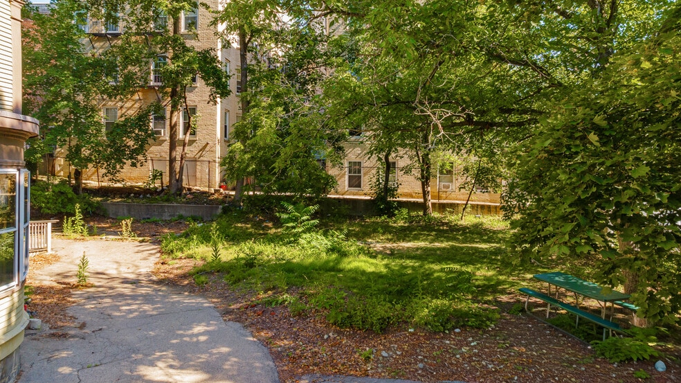17 Monmouth St, Somerville, MA à vendre - Photo de l’immeuble – Image 3 sur 50